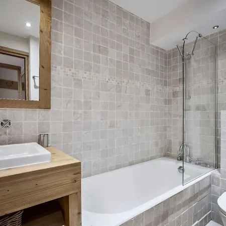 Skis Aux Pieds à Courchevel, 4 Pour 8 - Fr-1-564-161 Courchevel